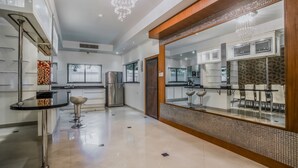 Villa 4 Bedrooms Private Pool and Garden | Minibar, in-room safe, desk, free cots/infant beds - Joe Palace Beach Living Jomtien Pattaya (Pattaya)