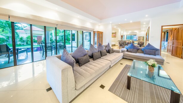 Villa 4 Bedroom Private Pool and Garden | Minibar, in-room safe, desk, free cots/infant beds - Joe Palace Beach Living Jomtien Pattaya (Pattaya)