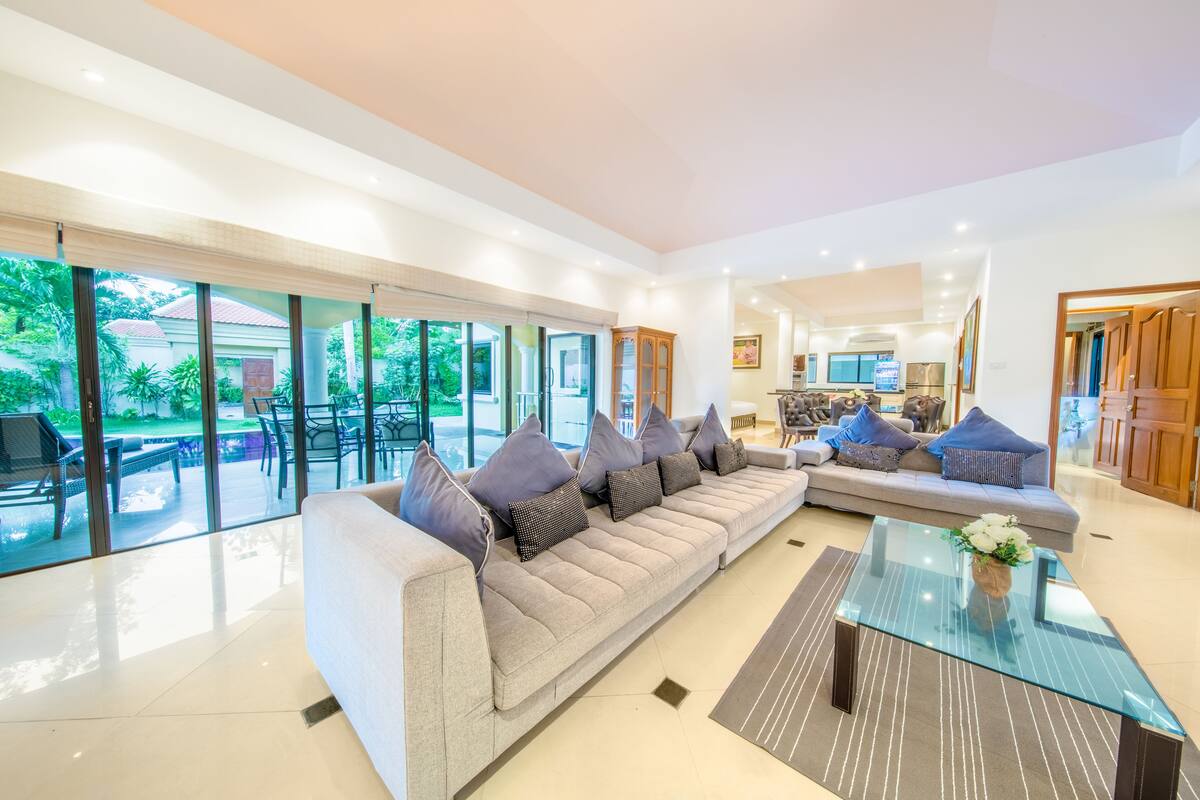 Villa 4 Bedroom Private Pool and Garden | Een minibar, een kluis op de kamer, een bureau, gratis babybedden