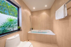 Villa 4 Bedroom Private Pool and Garden | Bar mini, peti besi dalam bilik, meja, katil bayi/kot (percuma) 