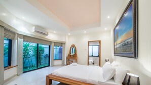 Villa 4 Bedroom Private Pool and Garden | Minibar, in-room safe, desk, free cots/infant beds - Joe Palace Beach Living Jomtien Pattaya (Pattaya)