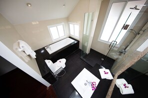 Familienvilla, 6 Schlafzimmer, eigener Pool, Poolblick | Badezimmer | Kostenlose Toilettenartikel, Haartrockner, Handtücher, Shampoo