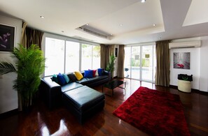 Villa familiale, 6 chambres, piscine privée, vue sur la piscine | Aire de séjour | Téléviseur à écran plat, lecteur de DVD