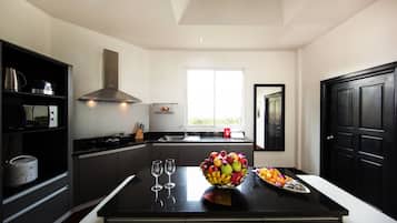 Villa familiar, 6 habitaciones, alberca privada, vista a la alberca | Cocina privada | Refrigerador, microondas, horno y parrilla de estufa