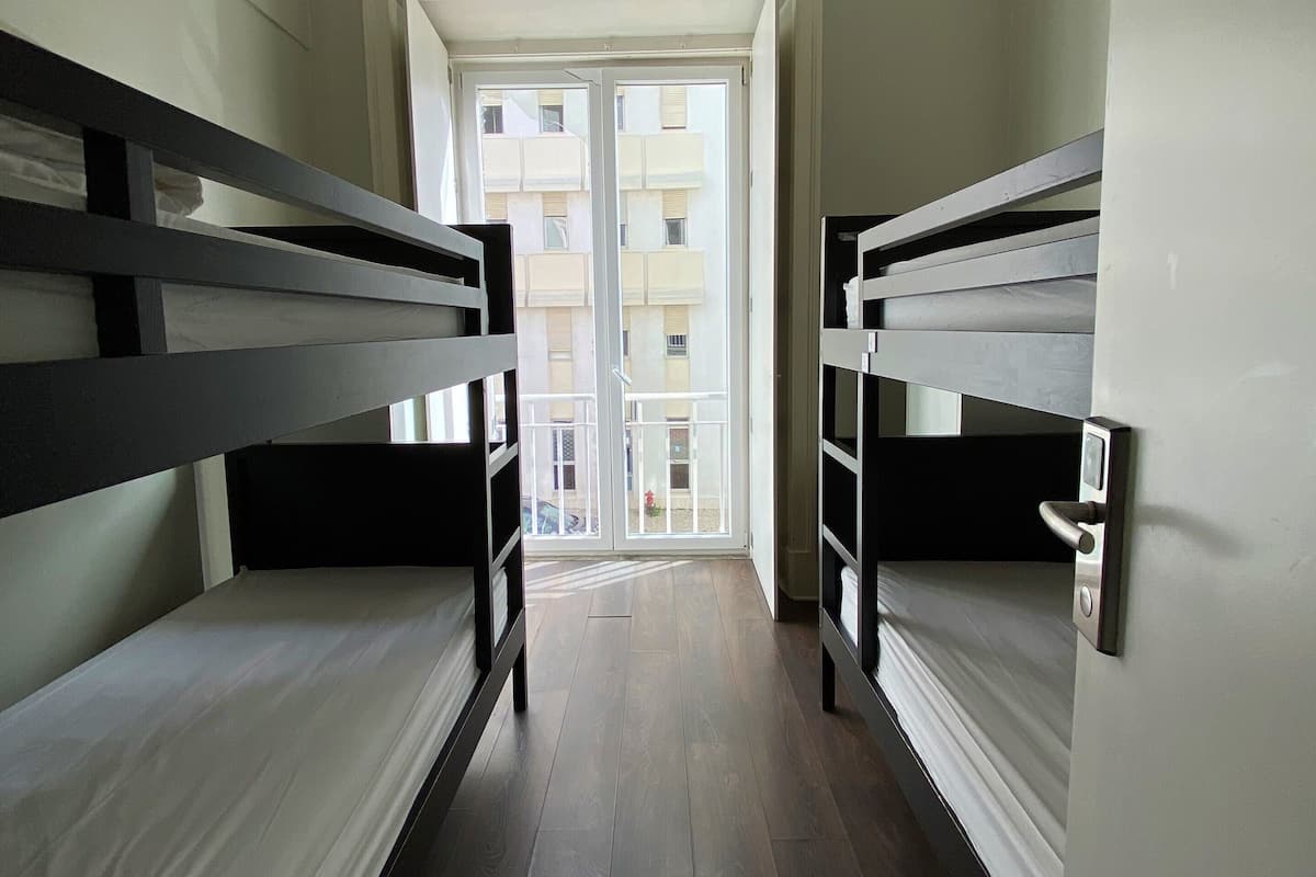 Felles sovesal, for menn og kvinner, ikke-røyk, delt bad (1 Bed in a 4 Bed Dorm ) | Dundyner, strykejern/-brett, wi-fi (inkludert) og sengetøy