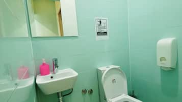 Un baño con inodoro, lavabo y espejo.
