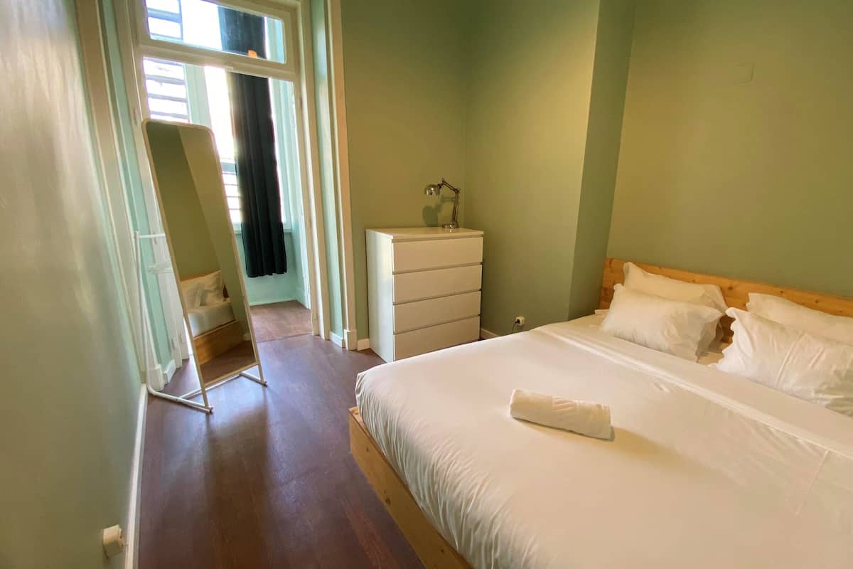 Doppelzimmer, 1 King-Bett, Nichtraucher, eigenes Bad (2) | Daunenbettdecken, Bügeleisen/Bügelbrett, kostenloses WLAN, Bettwäsche