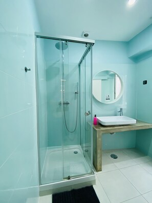 Shared bathroom - Green Heart Hostel (Lisbon)