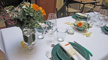 Déjeuner et dßner servis sur place, spécialités Cuisine marocaine