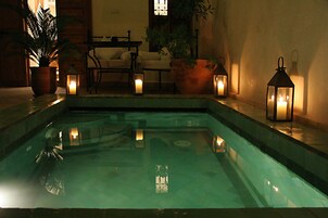 Una piscina al aire libre de temporada