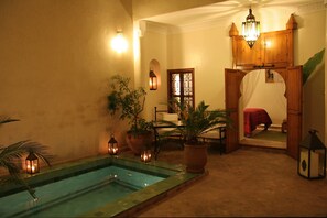 Kauden mukainen ulkouima-allas