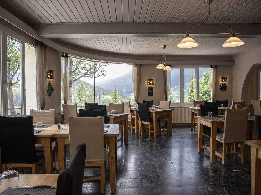 Breakfast and dinner served, al fresco dining