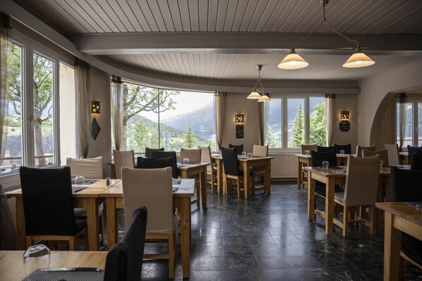 Breakfast and dinner served, al fresco dining  - Hôtel Les Flocons (Enchastrayes)