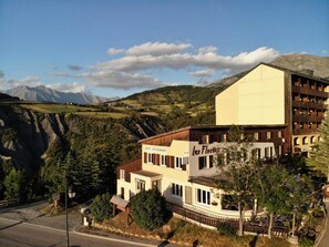 Exterior - Hôtel Les Flocons (Enchastrayes)