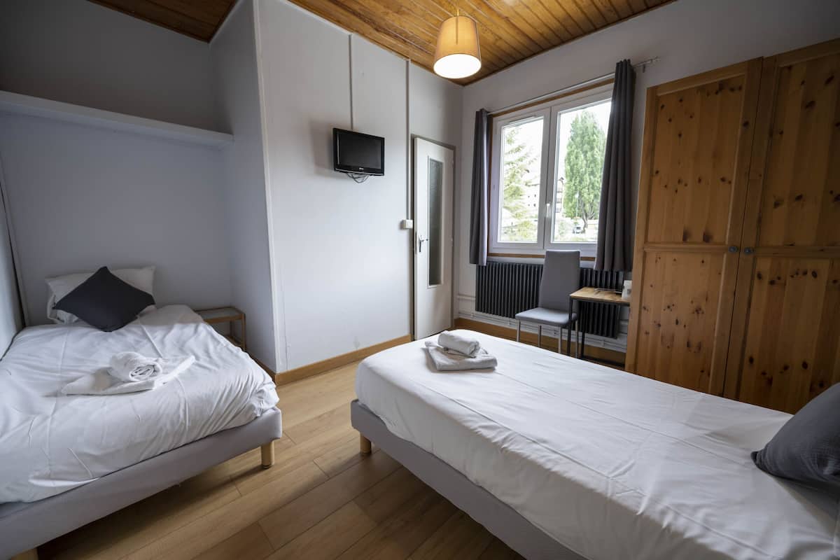 Twin kamer | Een bureau, beddengoed
