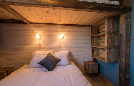 Triple Room | Desk, bed sheets