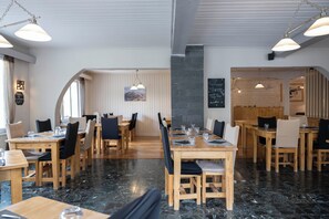 Serviço de café da manhã e jantar, restaurante ao ar livre