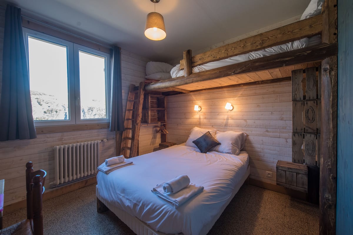 Driepersoonskamer | Een bureau, beddengoed