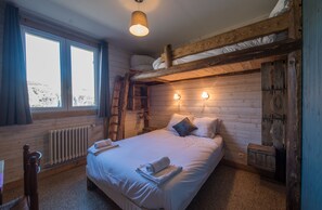 Triple Room | Desk, bed sheets - Hôtel Les Flocons (Enchastrayes)