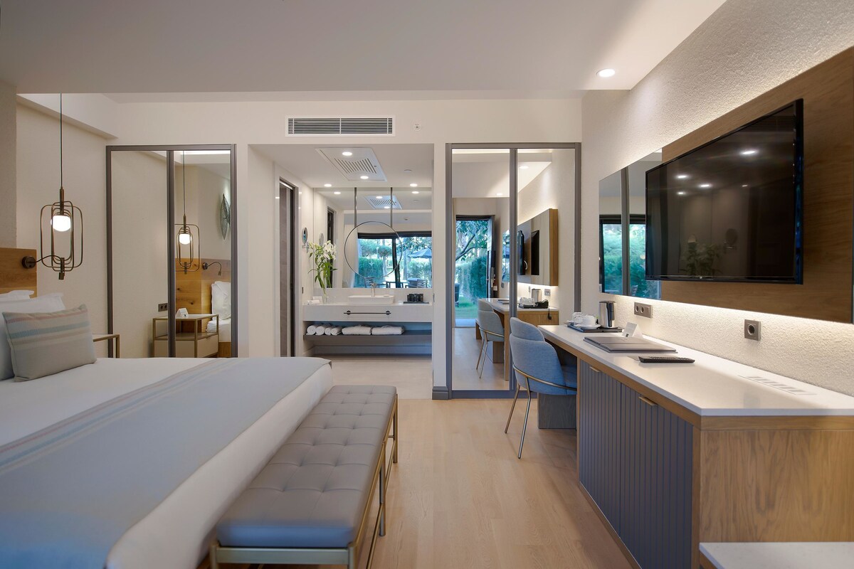 Deluxe Room with Private Garden | Artículos del minibar gratis y caja de seguridad en la habitación 