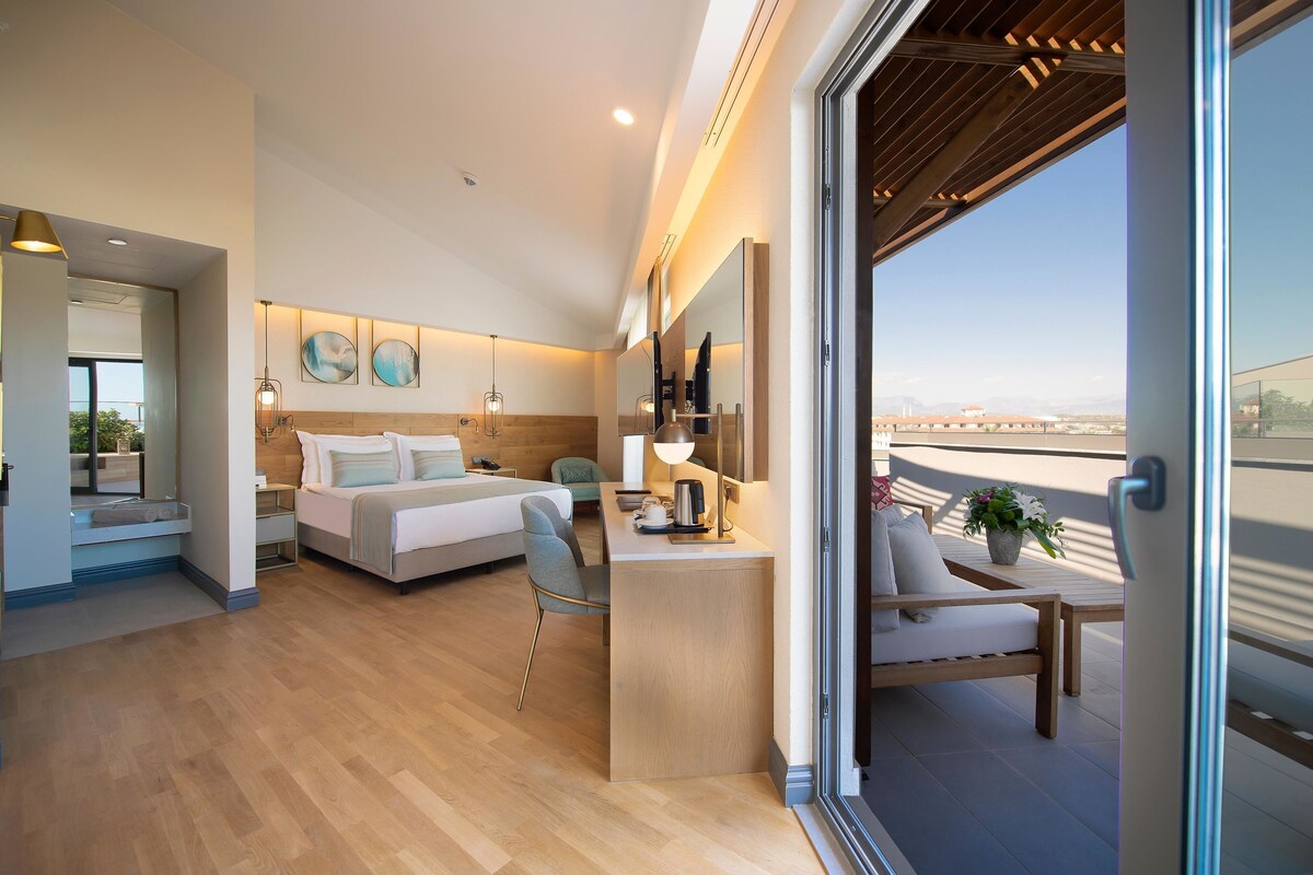 Deluxe Room with Terrace Jakuzzi | Artículos del minibar gratis y caja de seguridad en la habitación 