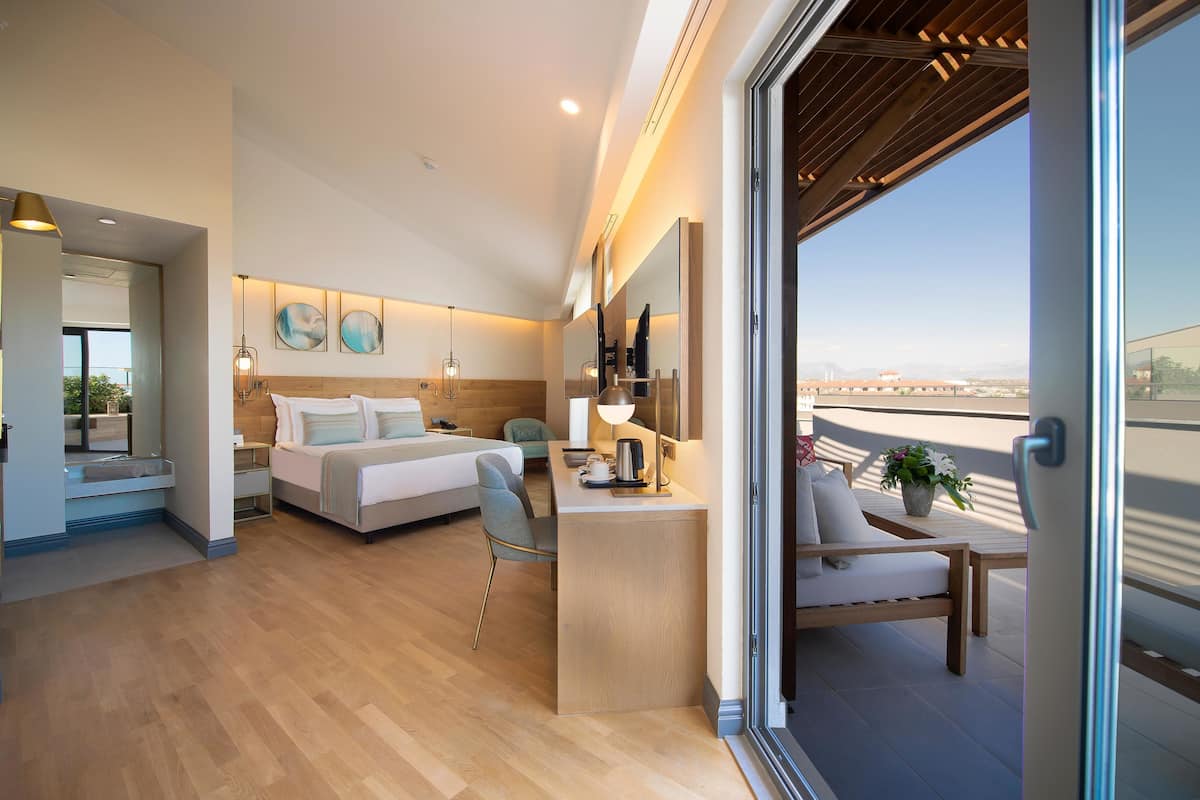 Deluxe Room with Terrace Jakuzzi | Free minibar, in-room safe, individually decorated