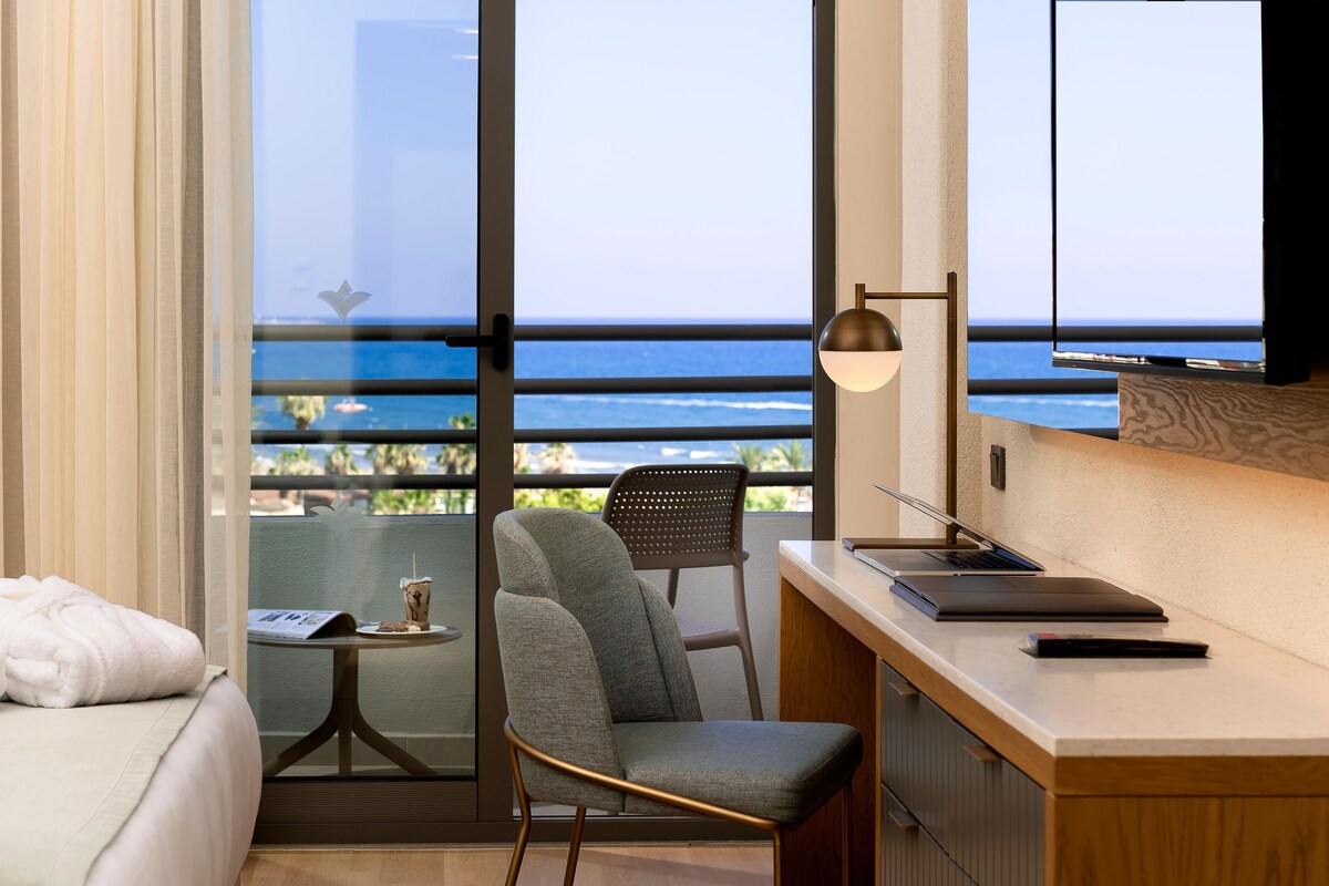 Superior Room Sea View | Artículos del minibar gratis y caja de seguridad en la habitación 