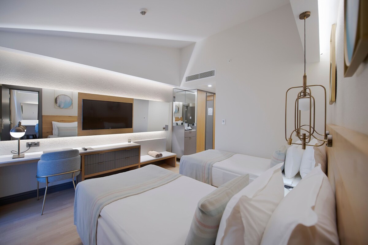 Superior Family Room 2 Bedroom | Artículos del minibar gratis y caja de seguridad en la habitación 