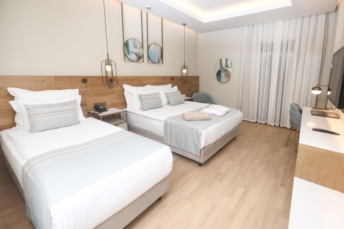 Superior Room Land view | Artículos del minibar gratis y caja de seguridad en la habitación 