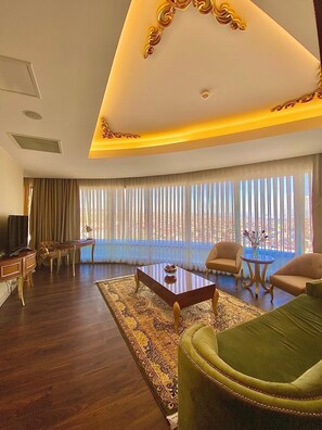 Luxury Suite, City View | Jetted bathtub