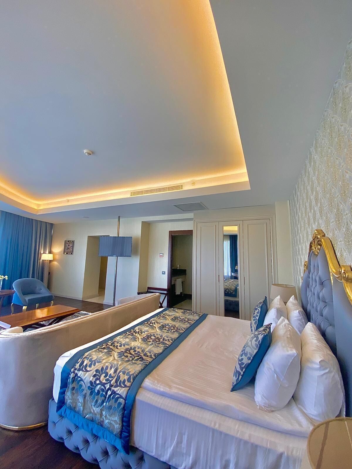 ميني بار وخزنة داخل الغرفة ومكتب ومساحة عمل للكمبيوتر المحمول