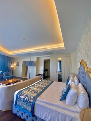 Suite junior, 1 cama de matrimonio grande con sofá cama, vistas a la ciudad | Minibar, caja fuerte, escritorio y espacio para trabajar con un portátil