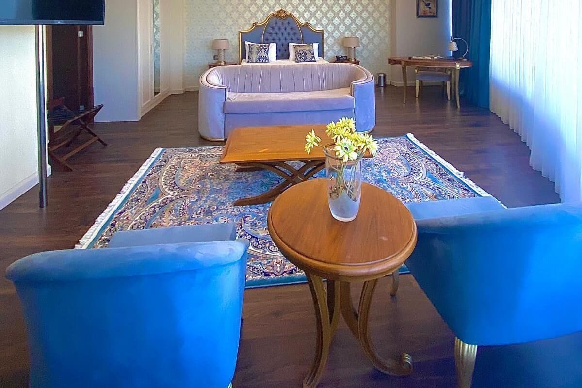 Junior suite, 1 kingsize bed met slaapbank, uitzicht op stad | 1 slaapkamer, een minibar, een kluis op de kamer, een bureau