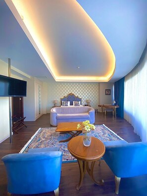 Suite junior, 1 cama de matrimonio grande con sofá cama, vistas a la ciudad | Minibar, caja fuerte, escritorio y espacio para trabajar con un portátil