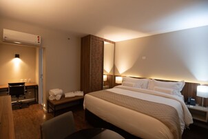 Suíte Executiva Casal - 1 Cama King | Bar mini, peti besi dalam bilik, meja, langsir/tirai gelap terus