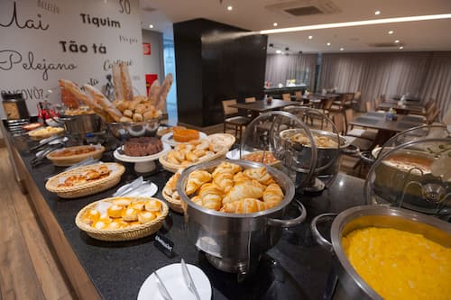 Café da manhã, almoço e jantar; culinária brasileira