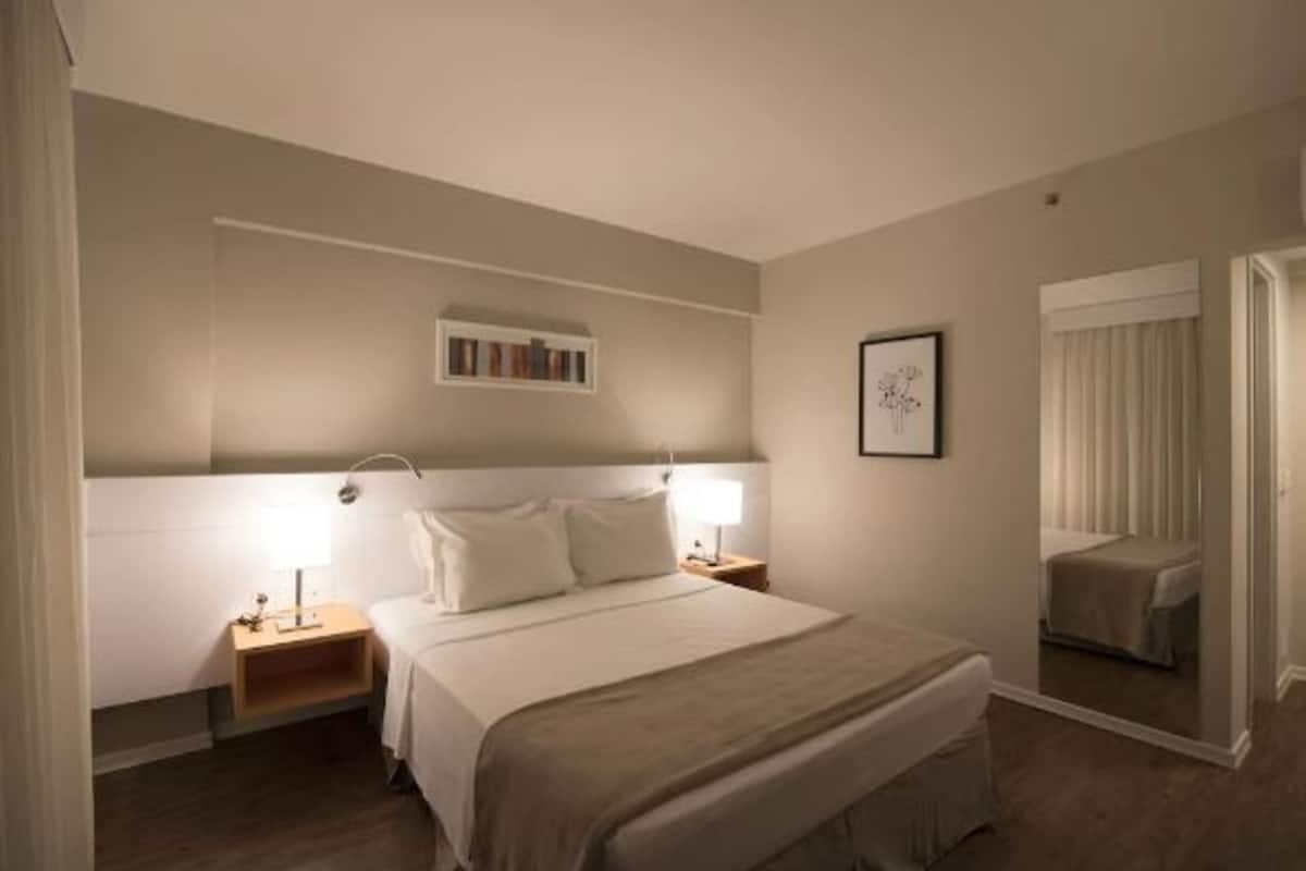 1 quarto, frigobar, cofres nos quartos, escrivaninha