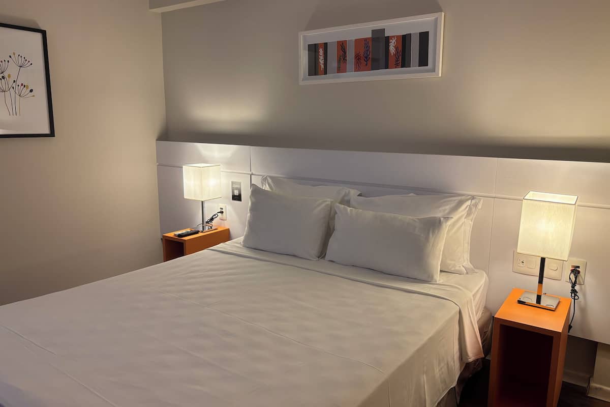 Standard Casal - 1 Cama Queen | 1 quarto, frigobar, cofres nos quartos, escrivaninha