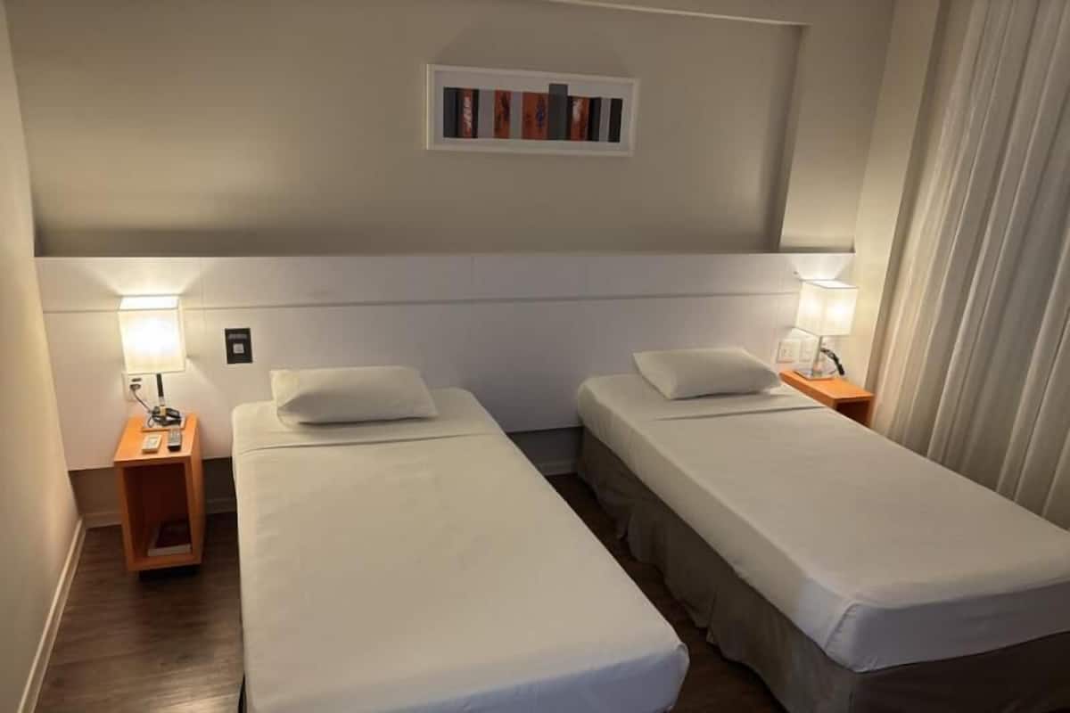 Minibar, caja de seguridad en la habitación y escritorio