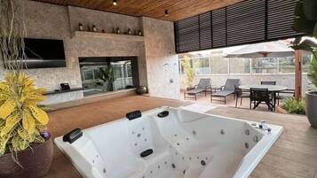 Suíte Master Casal - 1 Cama King | Frigobar, cofres nos quartos, escrivaninha, cortinas blackout