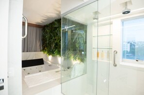 Premium suite | Badkamer | Een douche, gratis toiletartikelen, een haardroger, handdoeken