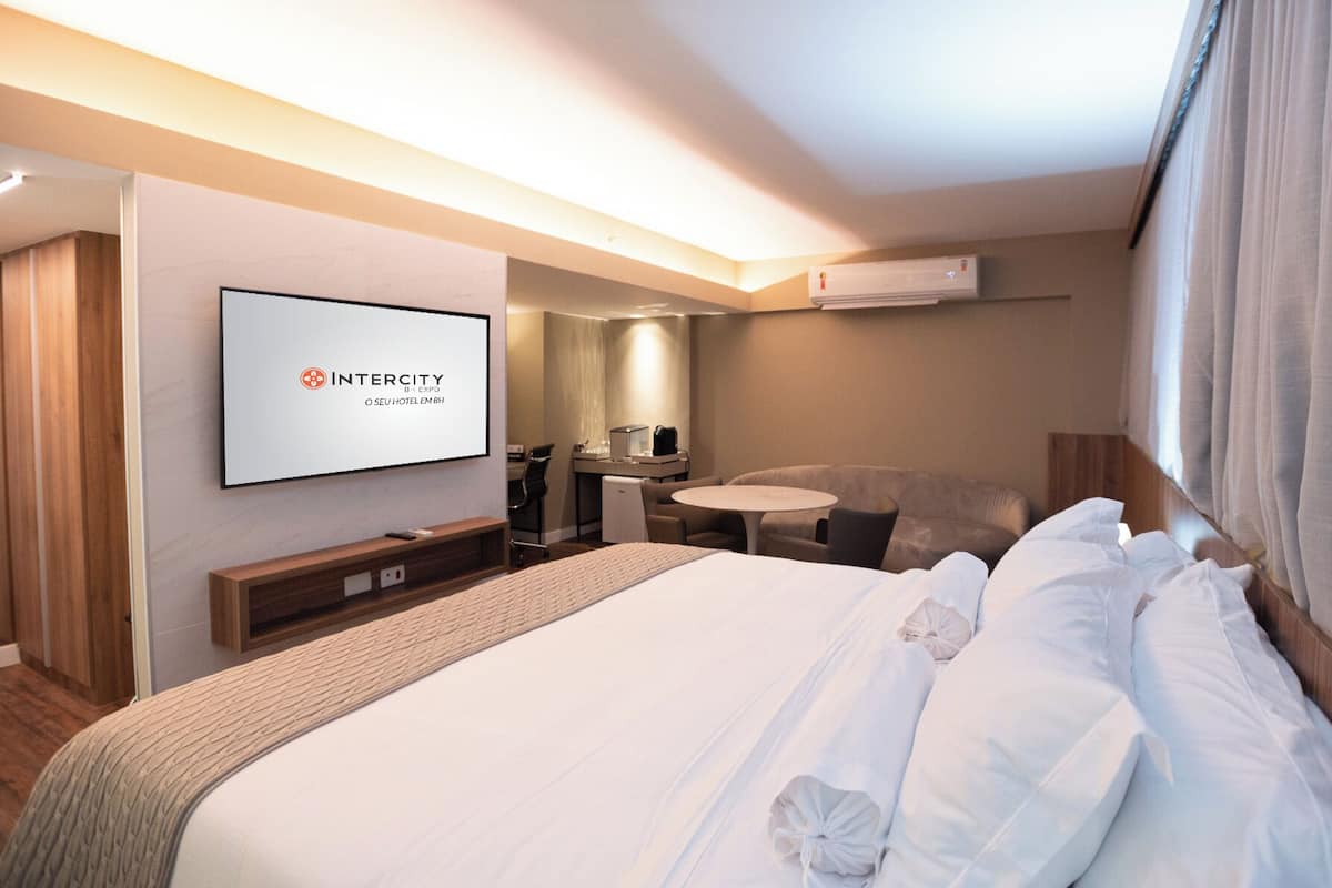 Minibar, caja de seguridad en la habitación y escritorio