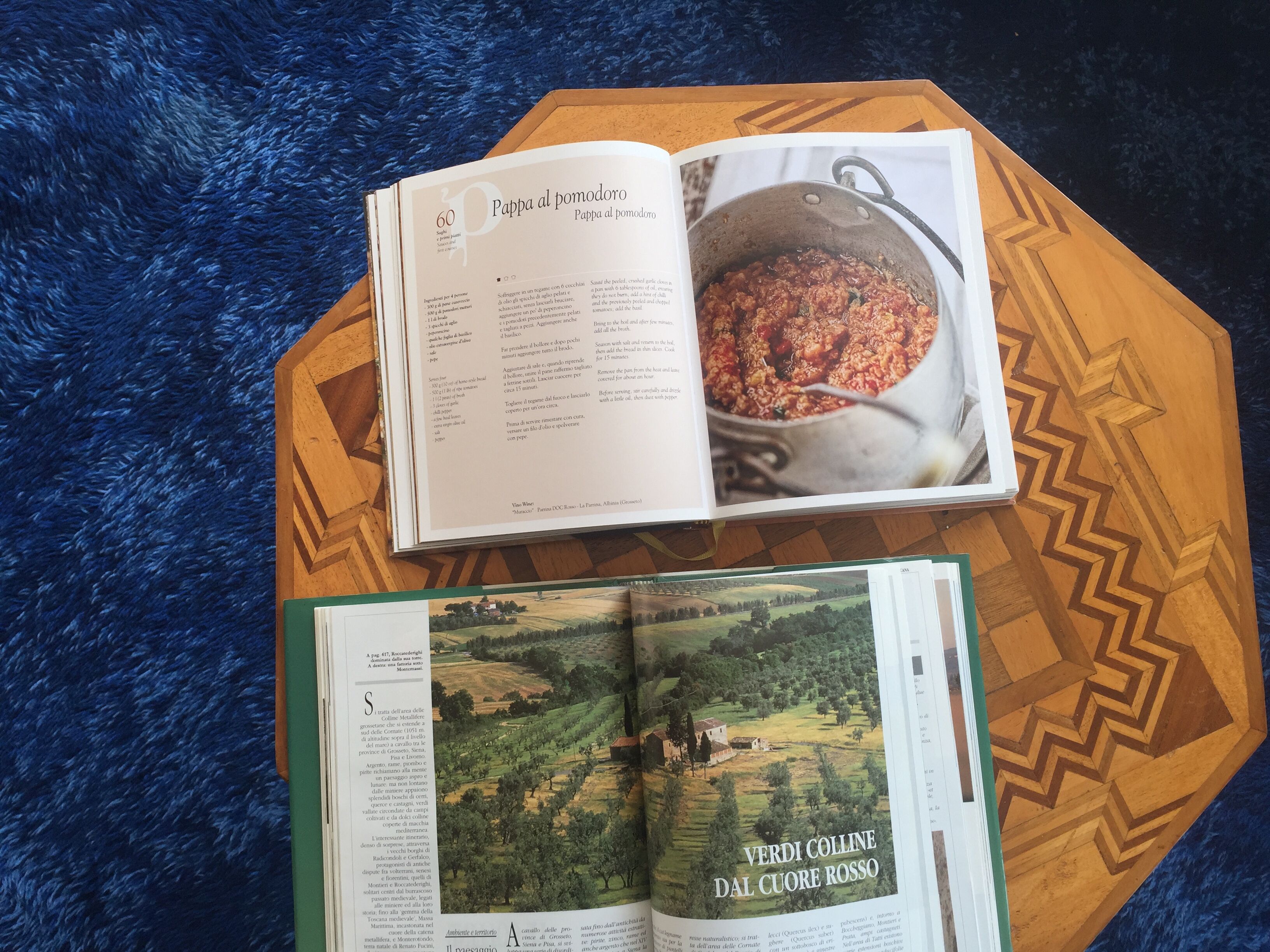 Un livre ouvert, une page présentant une recette et l’autre, un paysage pittoresque.