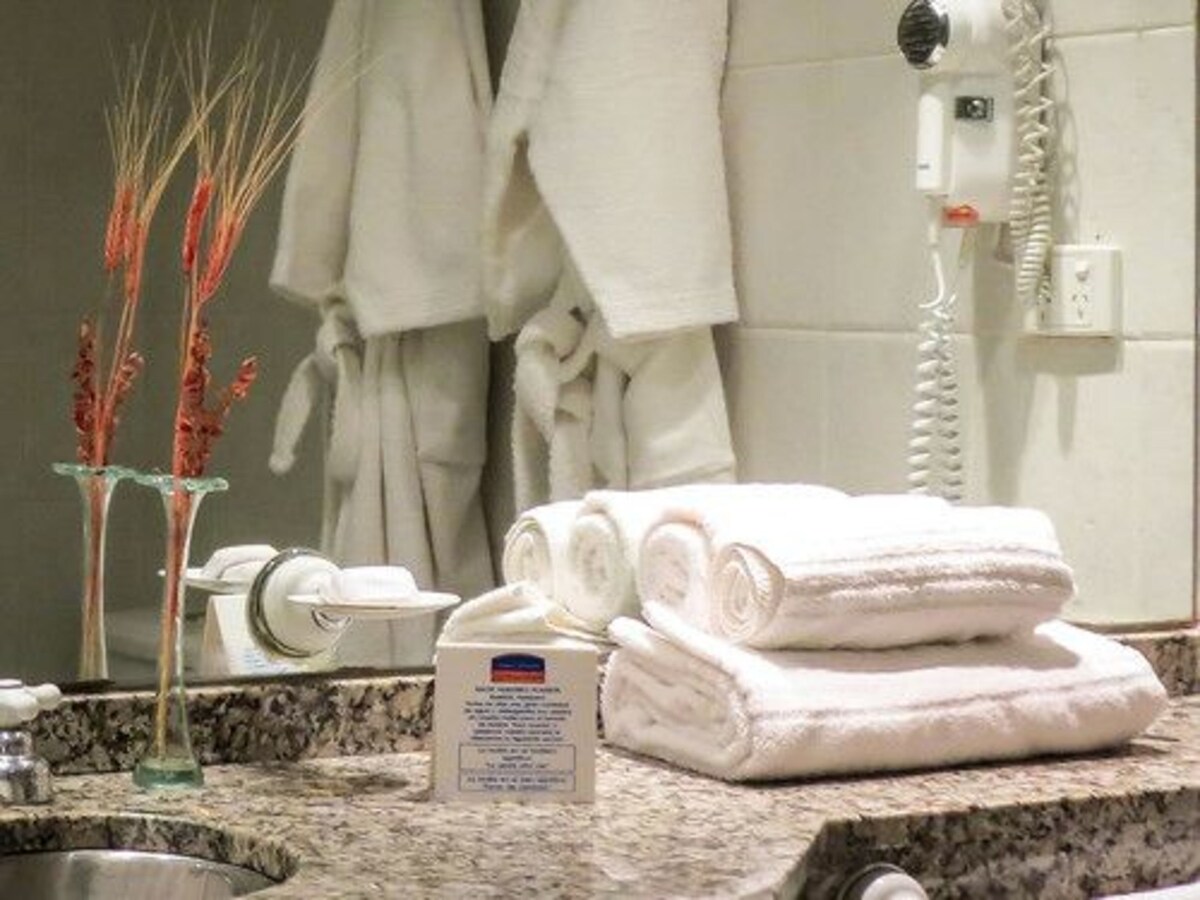 Ducha y bañera combinadas y artículos de higiene personal gratuitos