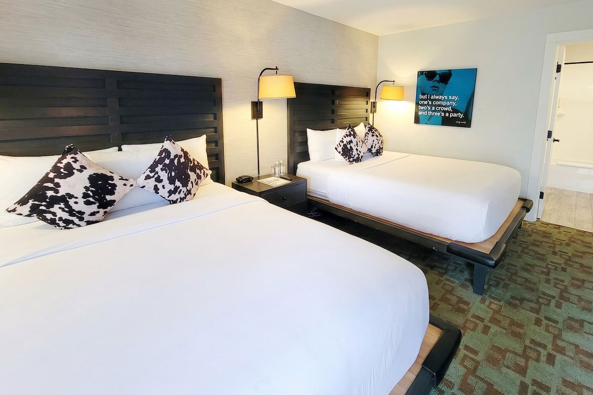 Habitación Deluxe, 2 camas Queen size | Tabla de planchar con plancha, wifi gratis y ropa de cama