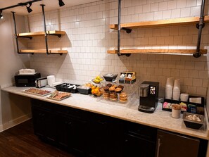 Free daily continental breakfast  - Hotel Hi-Ho - Contactless Check-In (Fairfield)