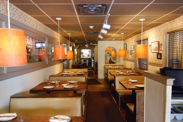 Lunch, dinner, brunch served; Spanish cuisine, alfresco dining  - Hotel Hi-Ho - Contactless Check-In (Fairfield)