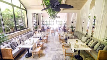 2 restaurants servant le petit déjeuner