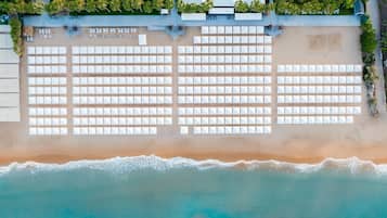 Plage, chaises longues, parasols, serviettes de plage