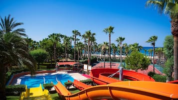2 piscines extérieures, parasols de plage, chaises longues
